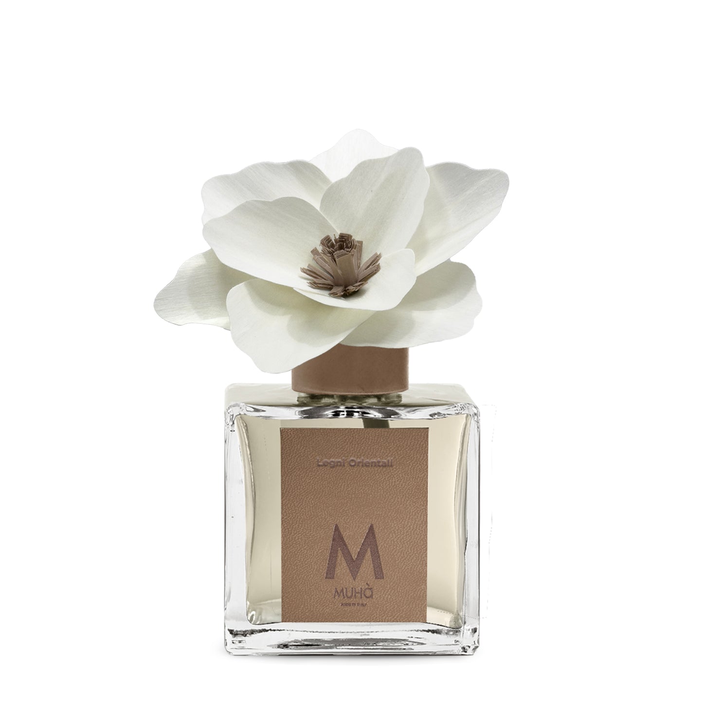 Diffusore d’ambiente con bottiglia in vetro con tappo in zama si accompagna a una magnolia in legno di betulla per diffondere la fragranza Legni Orientali. In negozio e online su tuttochic.it