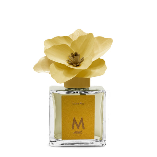 Diffusore d’ambiente con bottiglia in vetro con tappo in zama si accompagna a una magnolia in legno di betulla per diffondere 250 ml di fragranza Uva e Fico. tuttochic.it