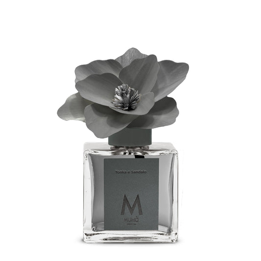 Diffusore d’ambiente con bottiglia in vetro con tappo in zama si accompagna a una magnolia in legno di betulla per diffondere 250 ml di fragranza Tonka e Sandalo. tuttochic.it