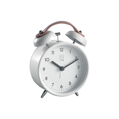 Sveglia in metallo con campane, cinturino in ecopelle e movimento silenzioso. Dimensione: cm10 x 5,5 x 13,5 h. Funziona con 1 batteria stilo alcalina (inclusa). In negozio e online su tuttochic.it