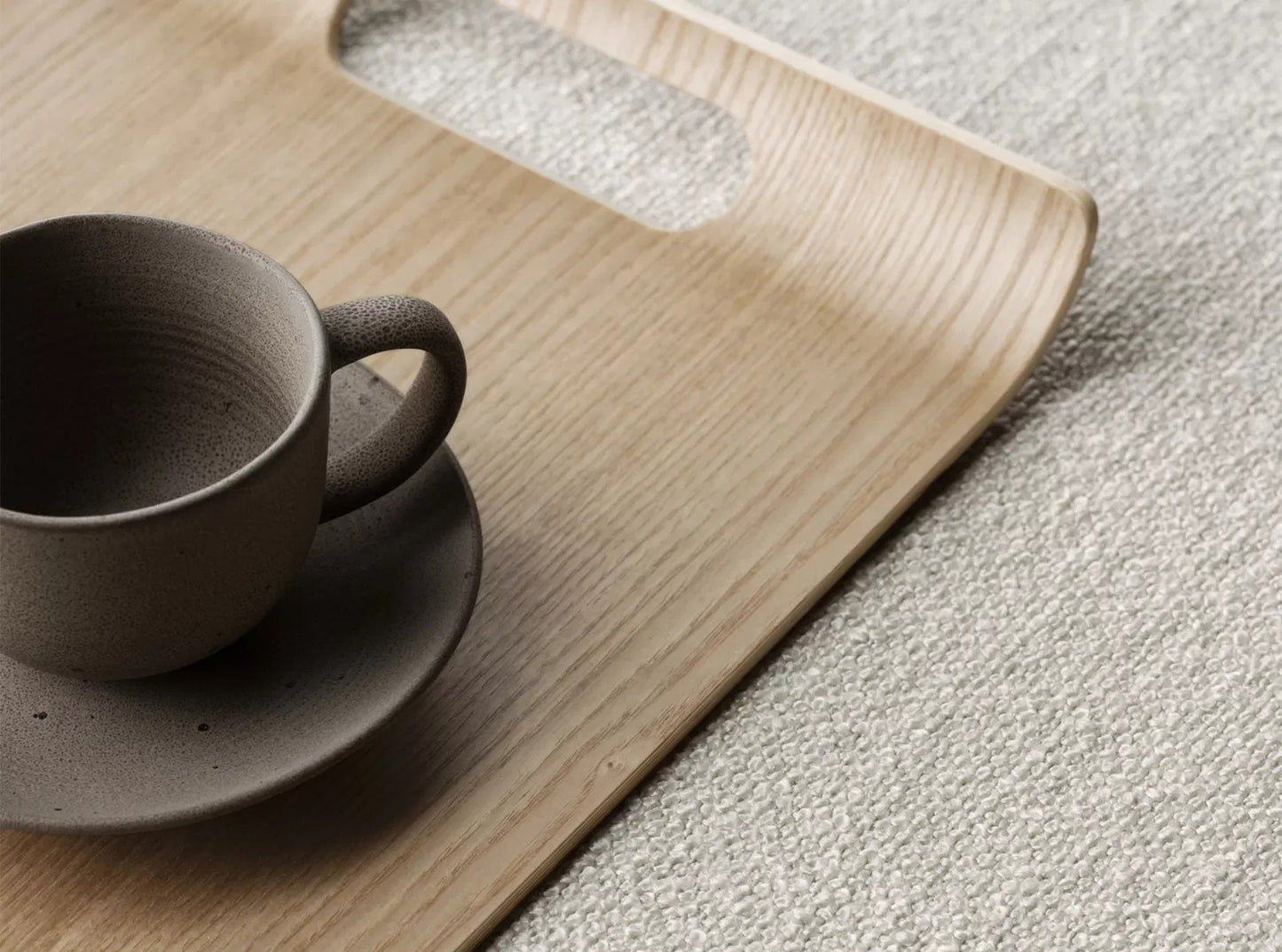 Vassoio rettangolare in legno di rovere naturale modello WILO di Blomus.