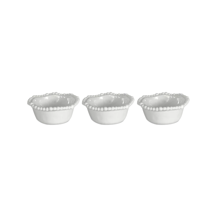 Set 3 coppette in melamina di colore bianco dell'innovativa collezione Joke. Tonalità pastello e caratteristico bordo rivestito di micro sfere ornamentali fanno della linea in melamina un ottimo alleato per la tavola. Lavabile in Lavastoviglie. No microonde. Ø 12 cm / h 5 cm. In negozio e online su tuttochic.it