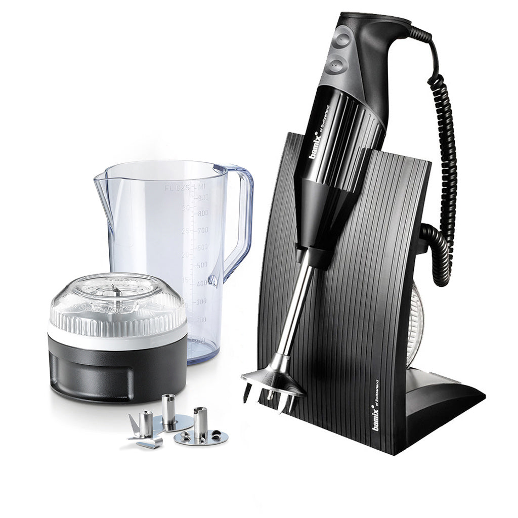 Swissline, precisione svizzera in un piccolo robot da cucina. Lama multiuso, Frusta, Mixer, Lama per carne e verdura. Supporto da banco. Caraffa da 1,0 Lt, Motore AC Doppio isolamento Lunghezza asta: 14 cm Lama multiuso La lama universale di Bamix. Tritura, taglia e mescola tutto. In negozio e online su tuttochic.it