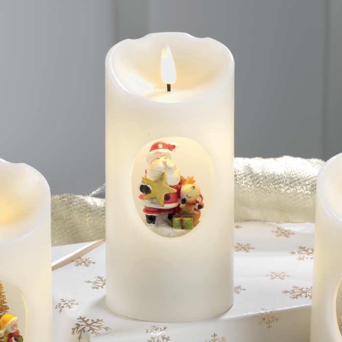 Con musica, movimento girevole e fiamma a led, alimentazione a batteria. Diam. 7,5 x 15 h. cm. Funziona con 2 batterie stilo alkaline incluse. In negozio e online su tuttochic.it