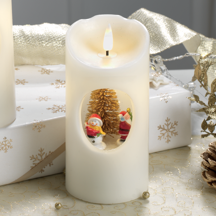 Con musica, movimento girevole e fiamma a led, alimentazione a batteria. Diam. 7,5 x 15 h. cm. Funziona con 2 batterie stilo alkaline incluse. In negozio e online su tuttochic.it