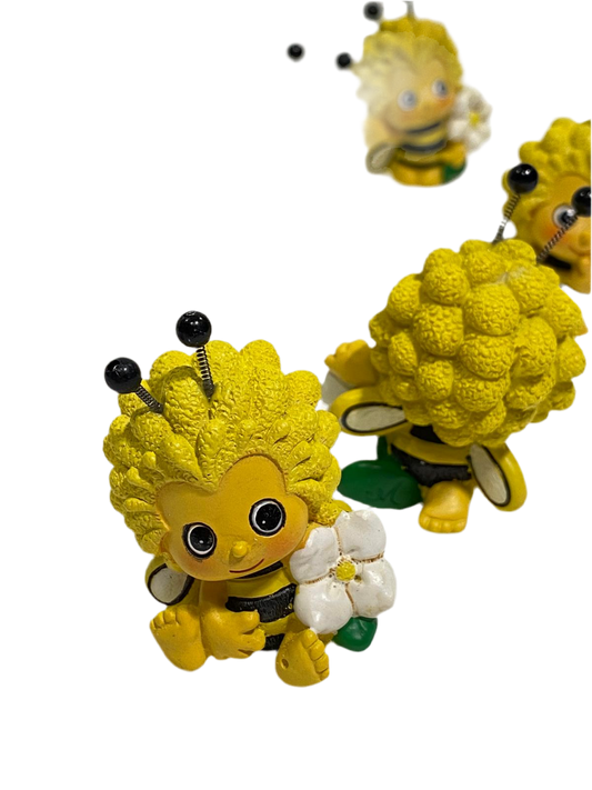 Set di 11 bomboniere assortite di Apina in resina decorata. Dimensioni: cm 4 x 3 x h 5 Confettata e astuccio non incluso