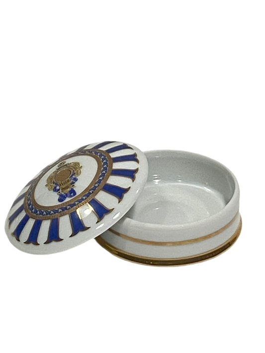 Scatolina tonda con coperchio bombato in porcellana Limoges con decoro in oro zecchino e blu. Dimensioni: cm ø 7,5 x h 3,5. In negozio e online su tuttochic.it