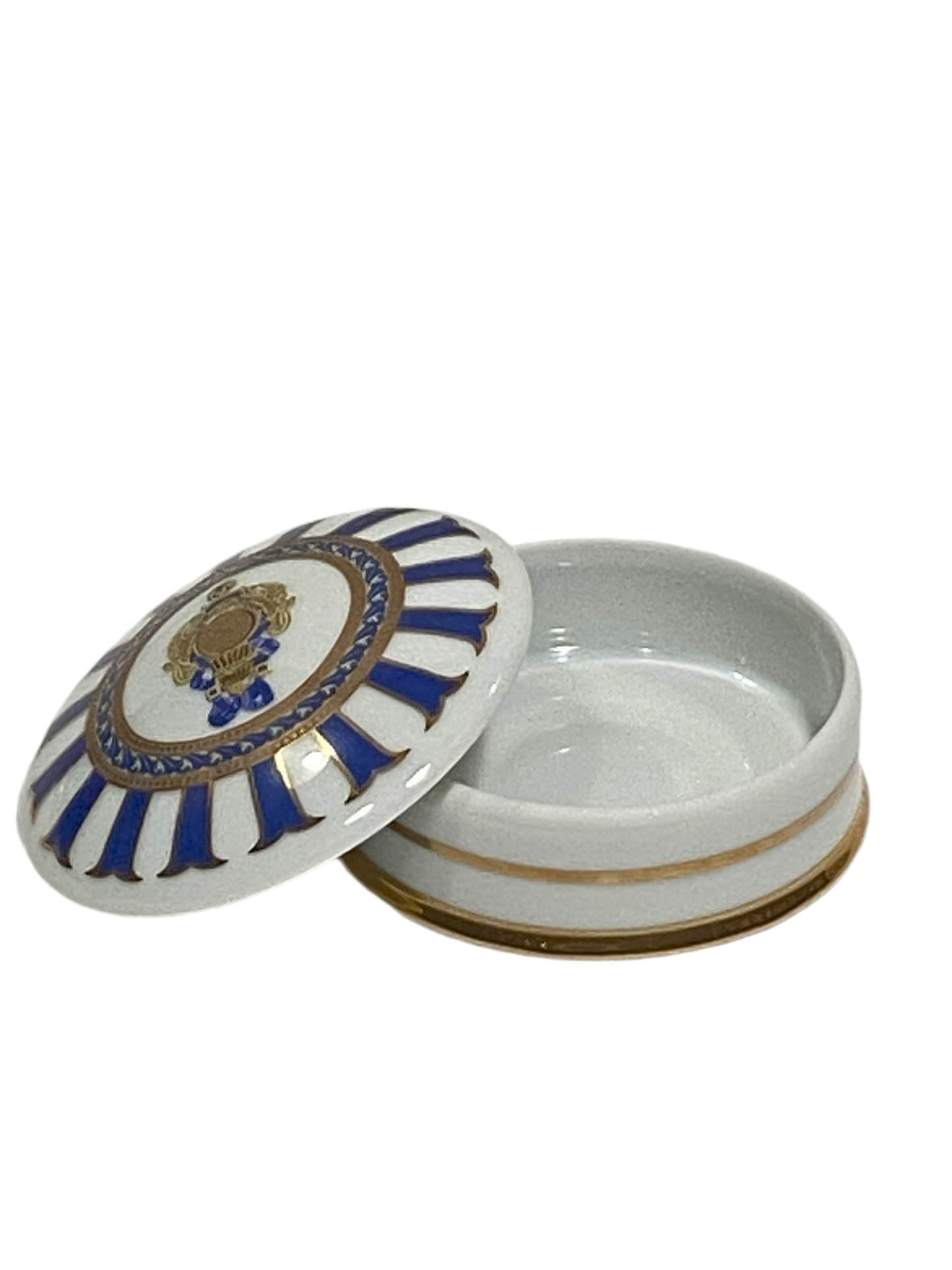 Scatolina tonda con coperchio bombato in porcellana Limoges con decoro in oro zecchino e blu. Dimensioni: cm ø 7,5 x h 3,5. In negozio e online su tuttochic.it