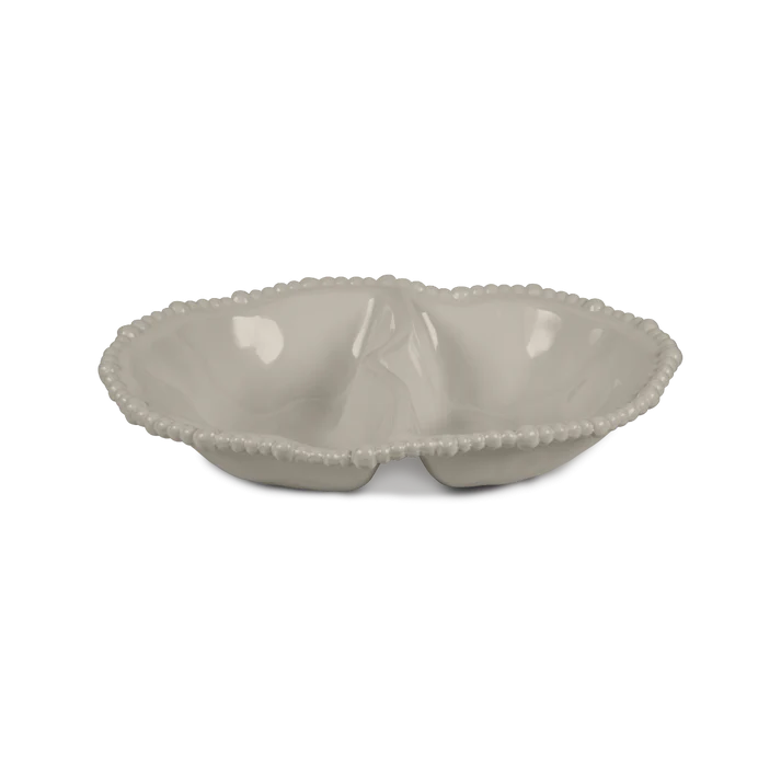 Antipastiera in melamina tortora dell'innovativa collezione Joke. Tonalità pastello e caratteristico bordo rivestito di micro sfere ornamentali fanno della linea in melamina un ottimo alleato per la tavola. Praticità che si unisce all’estetica. Dimensioni: 33 x 22.5 cm , H 7 cm. In negozio e online su tuttochic.it