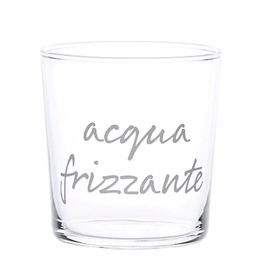 Riempi la tua tavola con stile grazie a questi 6 bicchieri in vetro temperato, ognuno con una scritta serigrafata che inciterà alla creatività durante i pasti. "acqua frizzante" diventerà il motto della tua casa! Set 6 bicchieri 35,5cl Disegnato e prodotto in Italia. In negozio e online su tuttochic.it
