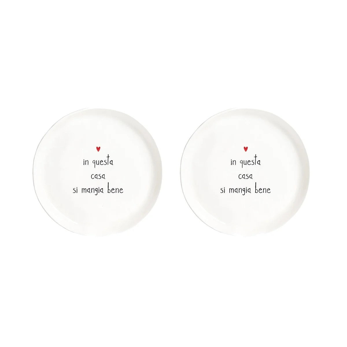 Set di 2 piatti dessert in gres porcellanato, resistenti e decorati con una frase divertente. lavabili in lavastoviglie Dimensioni: cm Ø 21 x h 2,5. In negozio e online su tuttochic.it