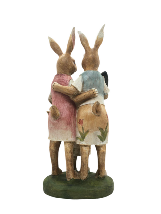 Famigliola di conigli in resina decorata a mano. Dimensioni: cm 13 x 9 x 30 h. In negozio e online su tuttochic.it