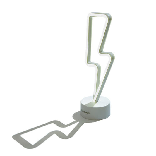 Illumina il tuo spazio con la lampada neon da tavolo Bolt! Funziona con 3 batterie stilo Peso: 160 g Dimensioni: cm 11 x 8,5 x 29,5. In negozio e online su tuttochic.it