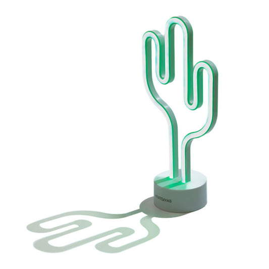 Illumina il tuo spazio con la lampada neon da tavolo Cactus! Funziona con 3 batterie stilo Peso: 193 g Dimensioni: cm 14,5 x 8,5 x 29,5. In negozio e online su tuttochic.it
