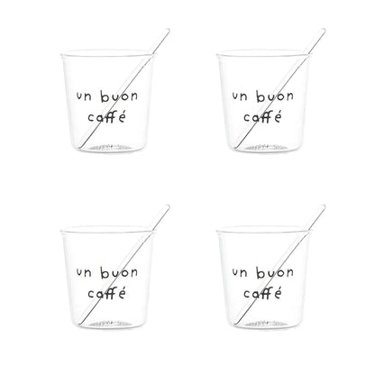 Goditi il tuo espresso con stile e un pizzico di ironia con il set di 4 bicchierini espresso "Pausa Caffè". Realizzati in resistente vetro borosilicato con decoro "un buon caffè" in nero. Lavabili in lavastoviglie. Dimensioni: Ø 5.8 cm x h 6 cm - palettina in vetro inclusa.  In negozio e online su tuttochic.it