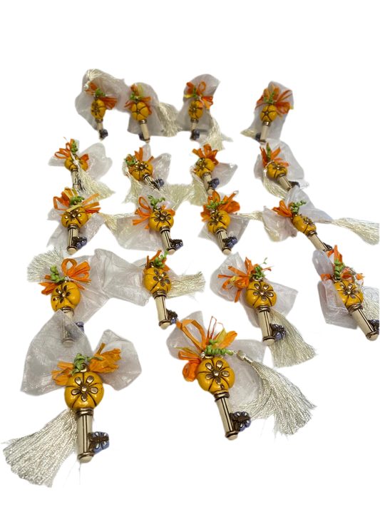 Set di 18 pezzi di Chiave Portafortuna in resina decorata con nappa in tessuto e sacchetto in nylon porta confetti. Dimensioni: cm 3 x 7 h. Astuccio non incluso. tuttochic.it