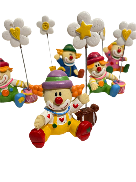 Set di 17 bomboniere assortite di Clown clip porta foto in resina decorata. Dimensioni: cm 8,5 x 4 x h 13 Confettata e astuccio non inclusi. tuttochic.it