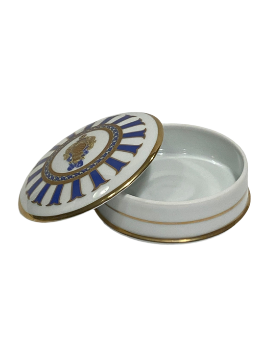 Scatola tonda con coperchio bombato in porcellana Limoges con decoro in oro zecchino e blu. Dimensioni: cm ø 12 x h 5. In negozio e online su tuttochic.it
