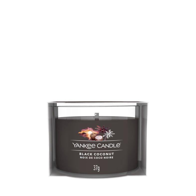 Informazioni sulla fragranza Black Coconut Un tramonto in paradiso… l’intensità di accordi ispirati al cocco, unita a note che richiamano legno di cedro e fiori tropicali. Candele sampler in vetro di Yankee Candle® Peso: 37 gr. Tempo di combustione: 7 a 10 ore. In negozio e online su tuttochic.it