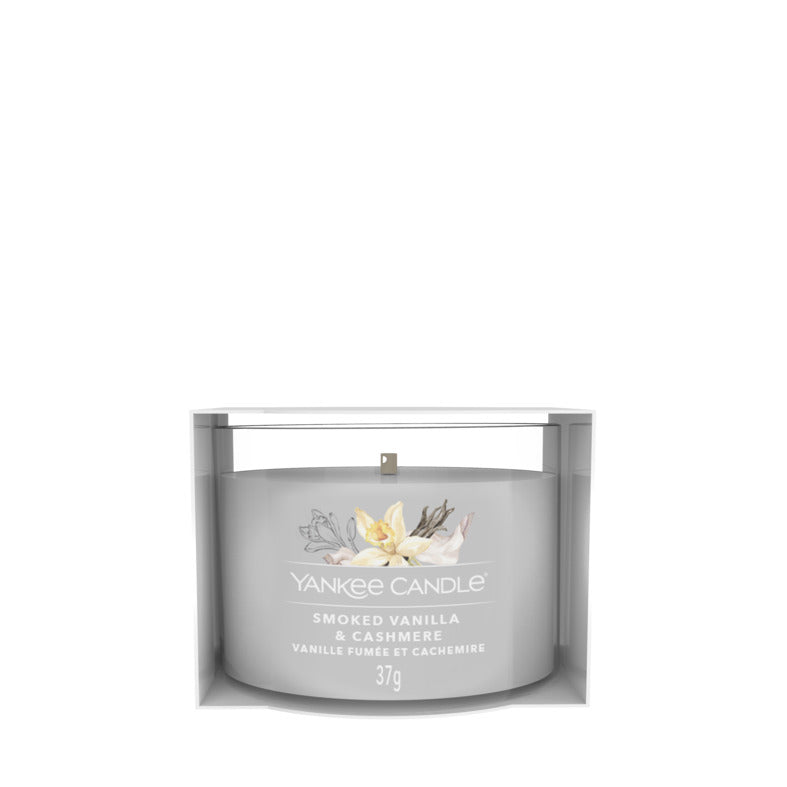 Informazioni sulla fragranza Smoked Vanilla & Cashmere La ricca vaniglia è resa ancora più invitante grazie a note fumose e ad avvolgenti che richiamano il cashmere e la calda ambra. Candele sampler in vetro di Yankee Candle® Peso: 37 gr. Tempo di combustione: 7 a 10 ore. In negozio e online su tuttochic.it