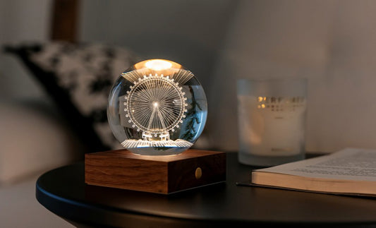 La lampada composta da una sfera in cristallo con decoro interno inciso al laser in 3D su una base quadrata in legno massello di noce naturale. Dimensioni: cm 8 x 8 x h 9,. In negozio e online su tuttochic.it