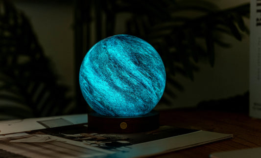 lampada AstraGlass Light. Composta da una sfera in vetro soffiata e dipinta a mano poggiata su una base rotonda in legno di noce americano. Questa lampada è perfetta per chiunque sia affascinato dal meraviglioso fenomeno naturale del nostro mondo. Dimensioni: cm ø 12 x h 13. In negozio e online su tuttochic.it