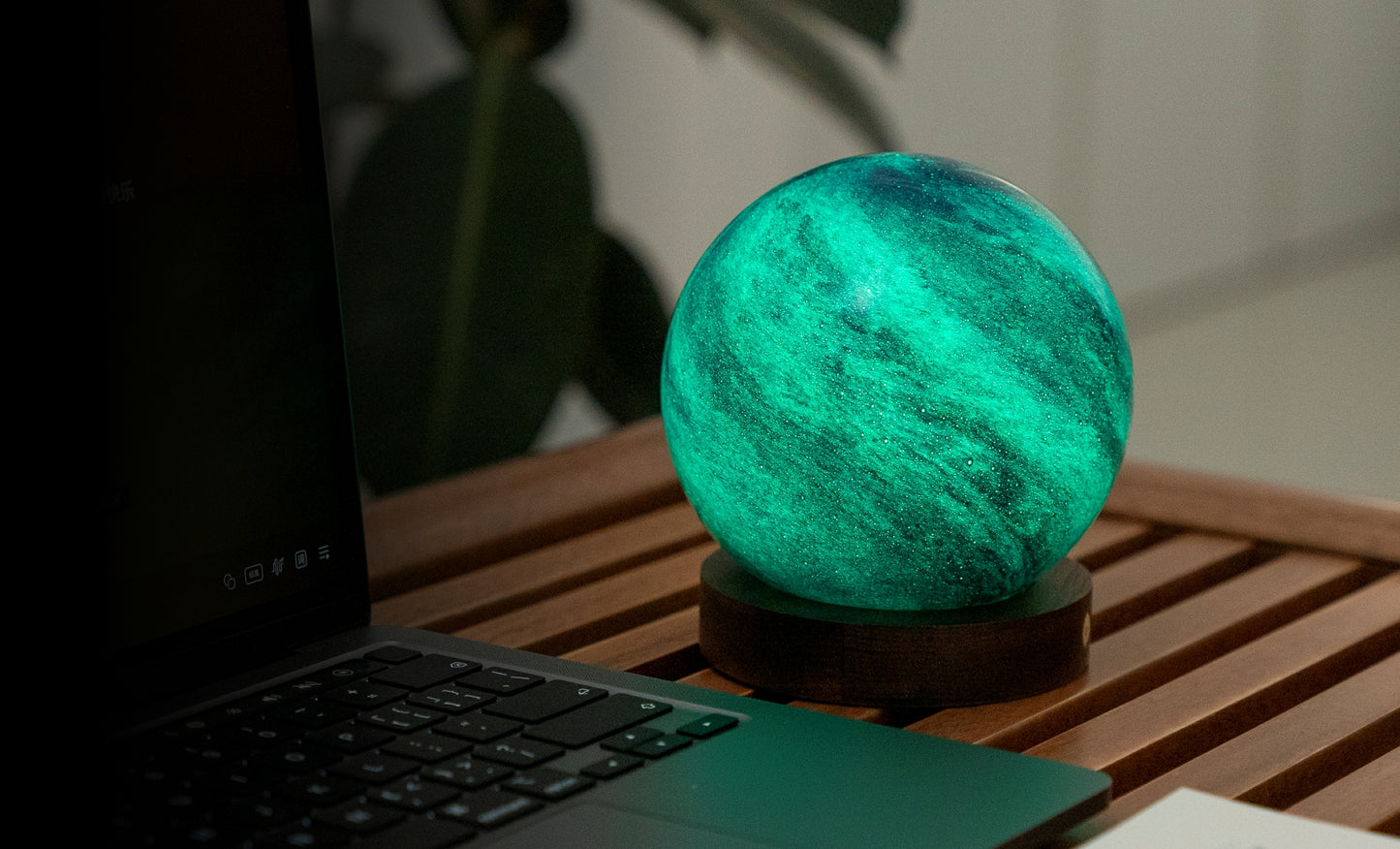 lampada AstraGlass Light. Composta da una sfera in vetro soffiata e dipinta a mano poggiata su una base rotonda in legno di noce americano. Questa lampada è perfetta per chiunque sia affascinato dal meraviglioso fenomeno naturale del nostro mondo. Dimensioni: cm ø 12 x h 13. In negozio e online su tuttochic.it