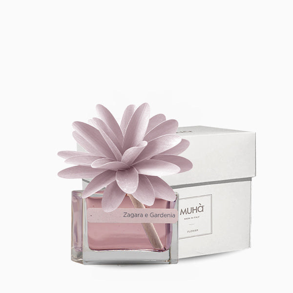 Profumatore d'ambiente con fiore in legno colorato, bottiglia in vetro rettangolare con 30 ml di fragranza. In negozio e online su tuttochic.it