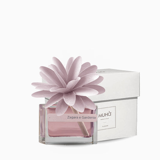 Profumatore d'ambiente con fiore in legno colorato, bottiglia in vetro rettangolare con 30 ml di fragranza. In negozio e online su tuttochic.it