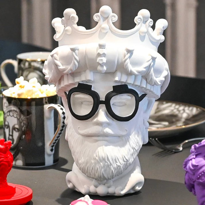 Testa Decorativa in poliresina L’hipster, incarna lo spirito di coloro che abbracciano la diversità, la creatività e uno stile di vita alternativo. Dedicato agli innovatori culturali, ai curatori di tendenze e a coloro che cercano la bellezza nell’eclettismo Dimensioni: h 25,5 cm. In negozio e online su tuttochic.it