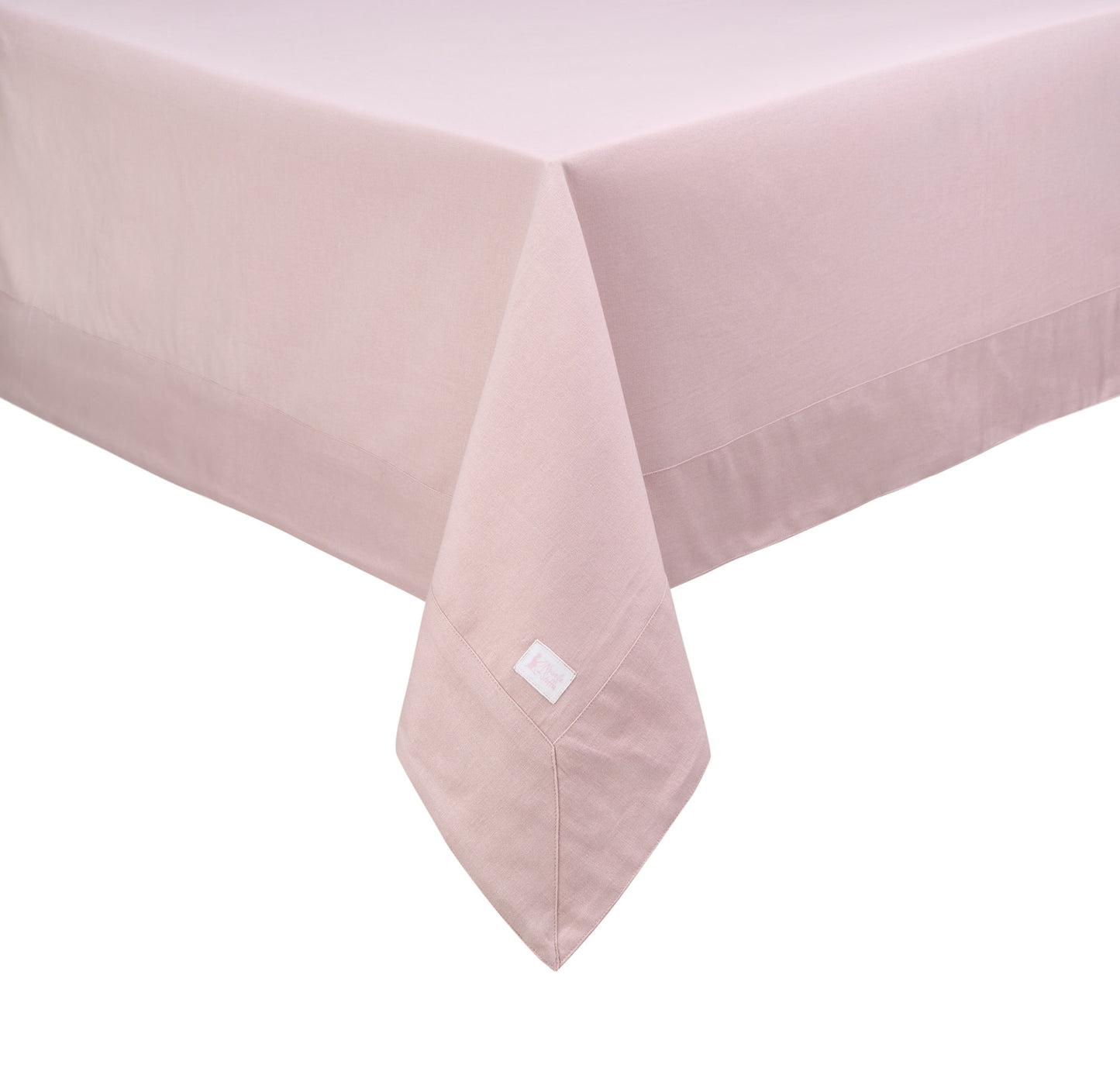 La tovaglia Resinata Demetria rosa è realizzata in cotone resinato, garantendo durata e resistenza nel tempo. Dimensioni: 140×240 cm. In negozio e online su tuttochic.it