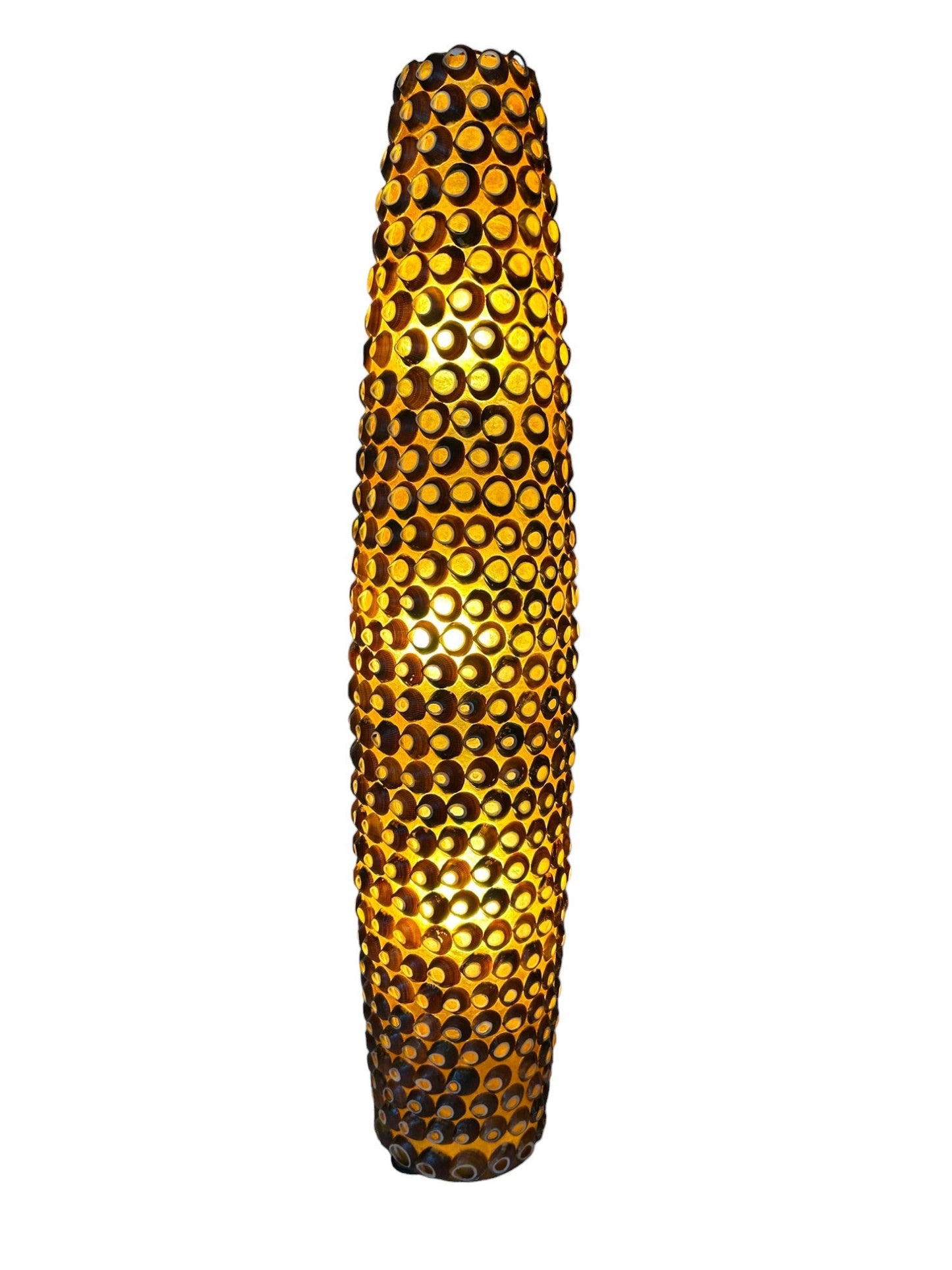 La Lampada da terra Conchiglie è un'opera d'arte luminosa che incanta gli eleganti interni. Il design esclusivo in resina color ambra, adornato con vere conchiglie lavorate, crea un'atmosfera artistica. Dimensioni: cm Ø 23 x 120 h. Funziona con 3 lampadine E 27 (incluse) Uso interno. In negozio e online su tuttochic.it