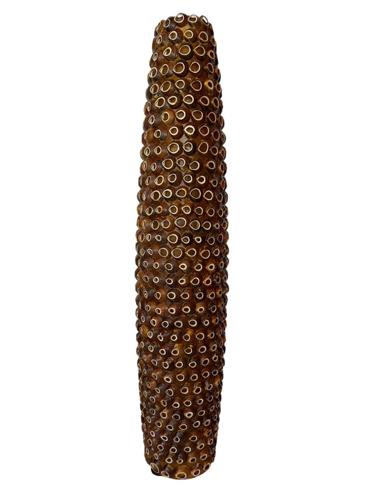 La Lampada da terra Conchiglie è un'opera d'arte luminosa che incanta gli eleganti interni. Il design esclusivo in resina color ambra, adornato con vere conchiglie lavorate, crea un'atmosfera artistica. Dimensioni: cm Ø 23 x 120 h. Funziona con 3 lampadine E 27 (incluse) Uso interno. In negozio e online su tuttochic.it