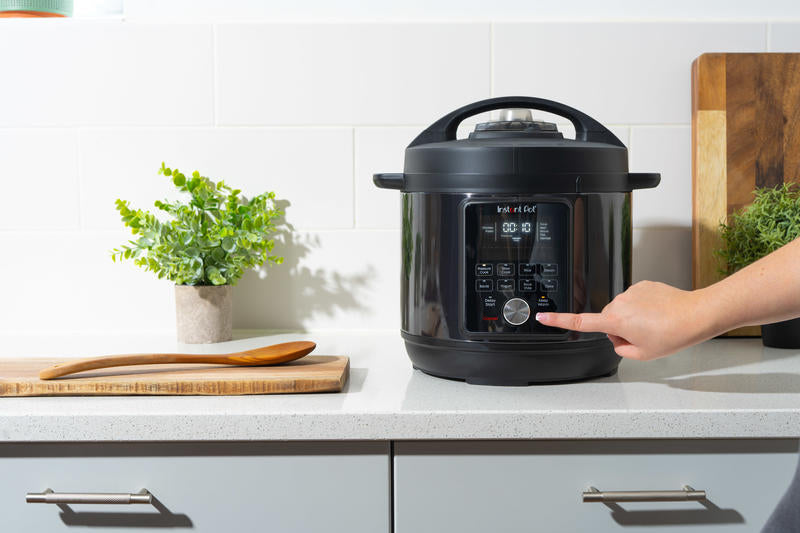 Instant Pot Duo è 9 apparecchi in 1: pentola a pressione, padella, pentola a vapore, pentola a cottura lenta, pentola per riso, scaldavivande e yogurt, sterilizzatore, sous vide. In negozio e online su tuttochic.it
