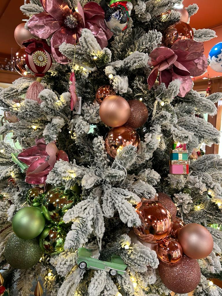 Realizzata in PVC con effetto tessuto di colore rosa metallizzato, con clip in metallo. Ideale per decorare alberi di natale e composizioni decorative in genere. Dimensioni: diametro cm 20.In negozio e online su tuttochic.it