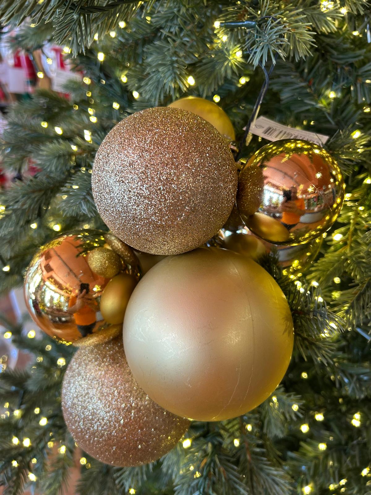 Realizzato in PVC composto da 5 palline di misura e tonalità color oro diverse. Dimensioni: cm 20 x 20. In negozio e online su tuttochic.it