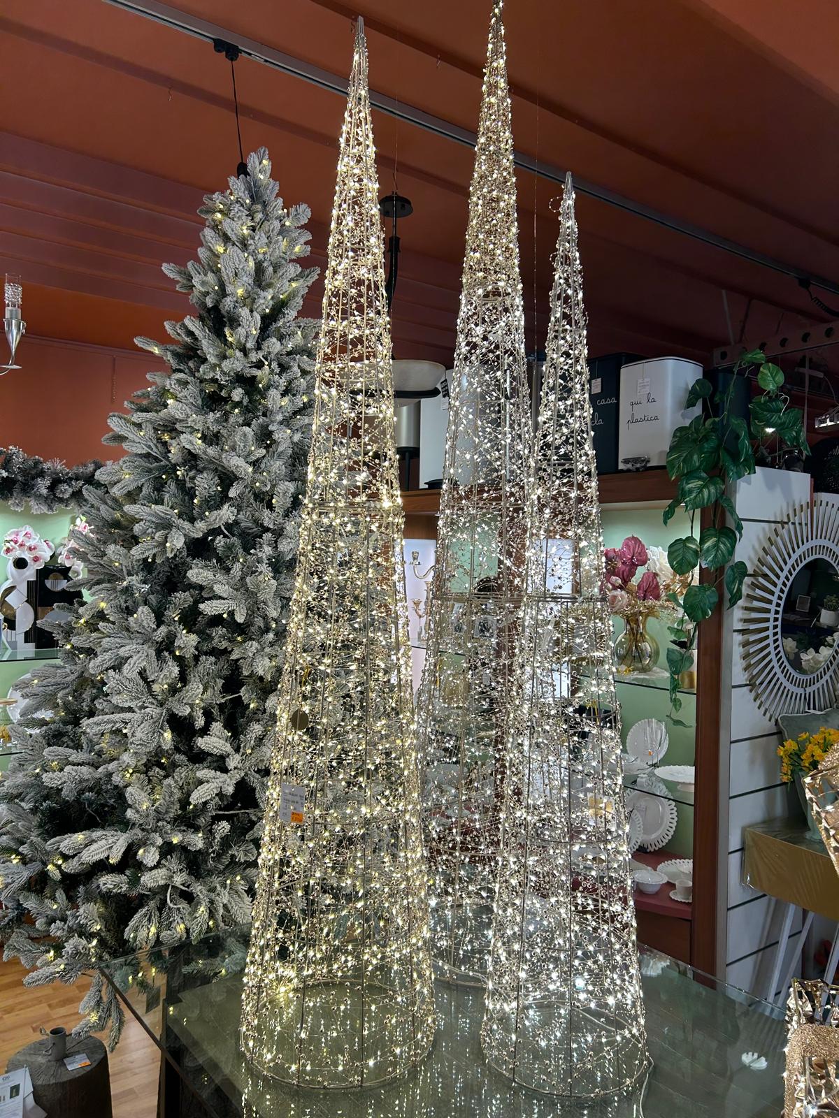 Albero di Natale a forma di cono con 720 led realizzato in metallo color oro chiaro e decorato con perline diametro cm 28 x 150 h. In negozio e online su tuttochic.it