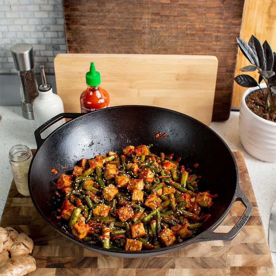 Wok tonda in ghisa con due comode maniglie che semplificano le manovre in cucina e durante la cottura. Progettata con pareti profonde per mantenere al centro tutto il contenuto, ideale per la frittura e la cottura al vapore. Dimensione: Ø 35,5 x 12 cm• Peso: 2,89 kg. In negozio e online su tuttochic.it