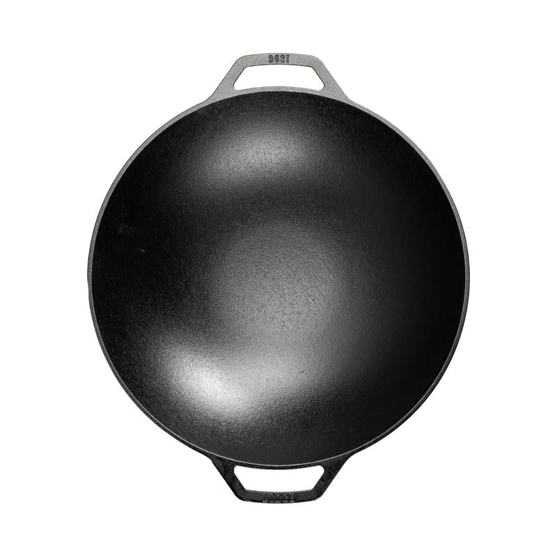 Wok tonda in ghisa con due comode maniglie che semplificano le manovre in cucina e durante la cottura. Progettata con pareti profonde per mantenere al centro tutto il contenuto, ideale per la frittura e la cottura al vapore. Dimensione: Ø 35,5 x 12 cm• Peso: 2,89 kg. In negozio e online su tuttochic.it
