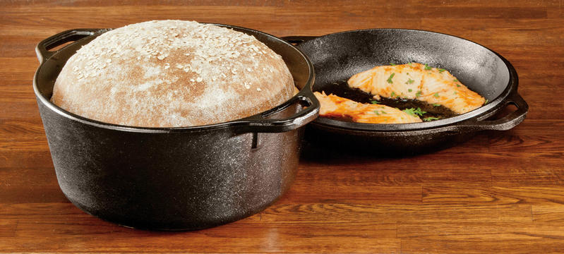 Forno olandese in ghisa composto da una casseruola e una padella che diventa coperchio a doppio manico. Capacità: 4,7 Lt. In negozio e online su tuttochic.it