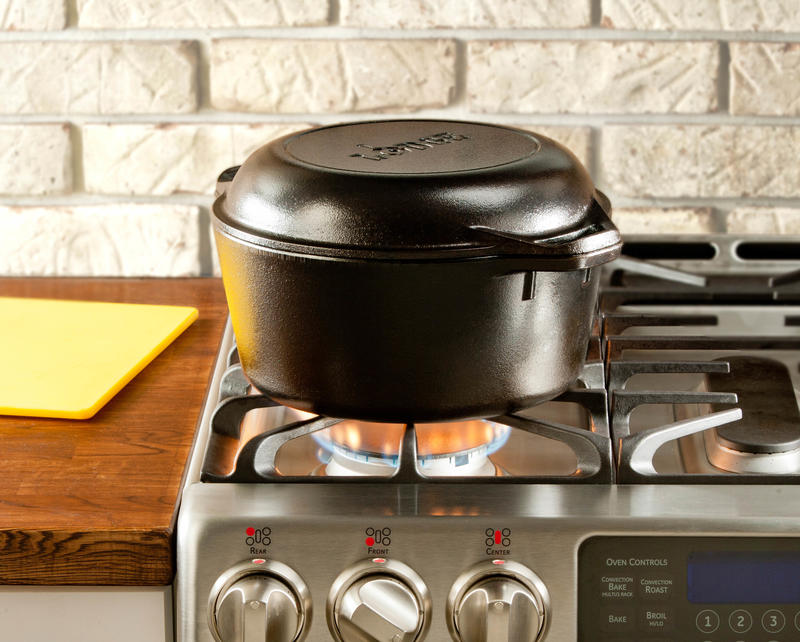 Forno olandese in ghisa composto da una casseruola e una padella che diventa coperchio a doppio manico. Capacità: 4,7 Lt. In negozio e online su tuttochic.it