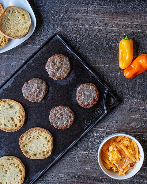 la Piastra Reversibile Lodge. Il lato liscio è ideale per cuocere panini, pancakes, uova e tanto altro. Il lato a coste è adatto invece per grigliare carne, pesce e verdure di ogni tipo. Resiste alle altissime temperature. Dimensione: 42,55 x 24,13 x 1,57 cm• Peso: 4,25 kg. In negozio e online su tuttochic.it