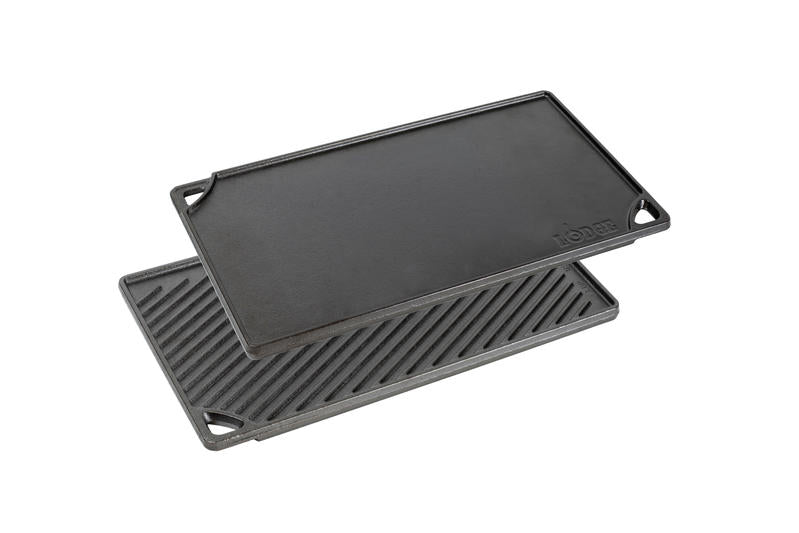 la Piastra Reversibile Lodge. Il lato liscio è ideale per cuocere panini, pancakes, uova e tanto altro. Il lato a coste è adatto invece per grigliare carne, pesce e verdure di ogni tipo. Resiste alle altissime temperature. Dimensione: 42,55 x 24,13 x 1,57 cm• Peso: 4,25 kg. In negozio e online su tuttochic.it
