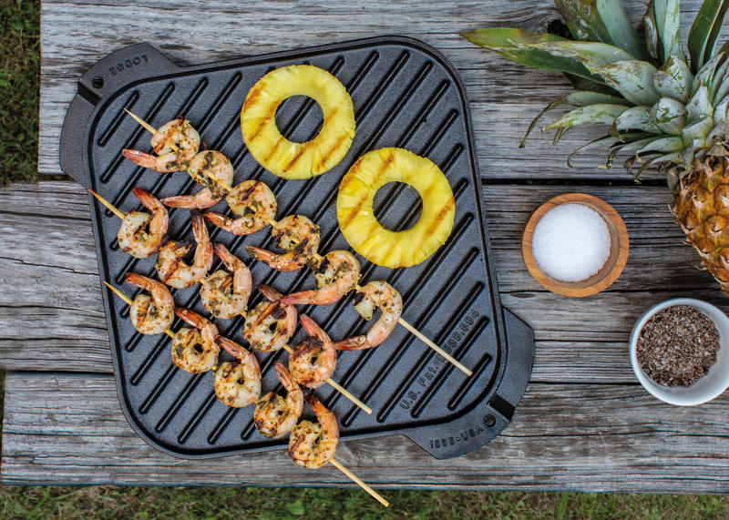 La Piastra quadrata Reversibile Lodge. Il lato liscio è ideale per cuocere panini, pancakes, uova e tanto altro. Il lato a coste è adatto invece per grigliare carne, pesce e verdure di ogni tipo. Resiste alle altissime temperature. Dimensione: 26,67 x 26,67 cm• Peso: 3.52 kg. In negozio e online su tuttochic.it