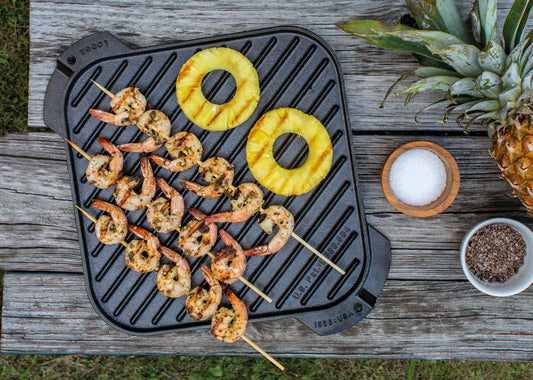 La Piastra quadrata Reversibile Lodge. Il lato liscio è ideale per cuocere panini, pancakes, uova e tanto altro. Il lato a coste è adatto invece per grigliare carne, pesce e verdure di ogni tipo. Resiste alle altissime temperature. Dimensione: 26,67 x 26,67 cm• Peso: 3.52 kg. In negozio e online su tuttochic.it