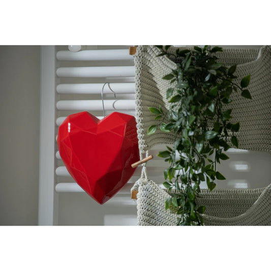 Gli umidificatori da termosifone Diamante Cuore rosso pensati per essere appesi ai termosifoni di ogni stanza e possono essere lasciati lì tutto l’anno come elemento decorativo. Peso: 600 gr Dimensioni: 20 x 20 x 7 cm Utilizzo: umidificatore per termosifone. In negozio e online su tuttochic.it
