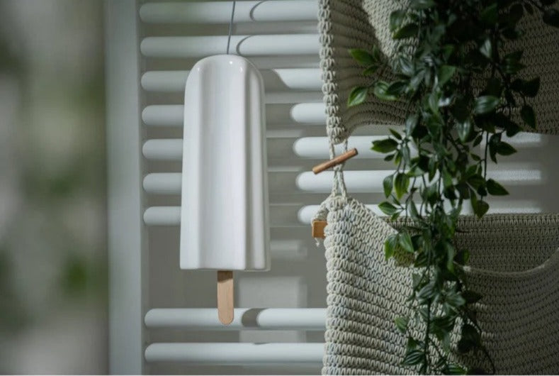 Gli umidificatori da termosifone “Ghiacciolo” pensati per essere appesi ai termosifoni di ogni stanza e possono essere lasciati lì tutto l’anno come elemento decorativo. Peso: 400 gr Dimensioni: 29 x 9 x 5 cm Utilizzo: umidificatore per termosifone, decorazione da parete. In negozio e online su tuttochic.it