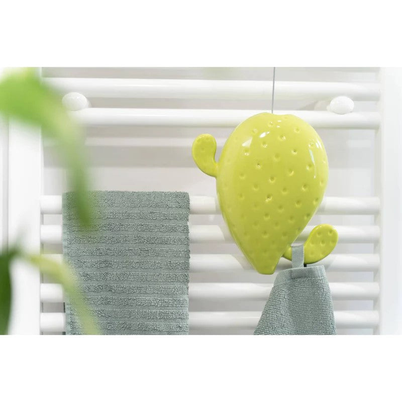 Gli umidificatori da termosifone “Cactus pala” pensati per essere appesi ai termosifoni di ogni stanza e possono essere lasciati lì tutto l’anno come elemento decorativo. Peso: 400 gr Dimensioni: 20 x 20 x 6 cm Utilizzo: umidificatore per termosifone, vaso per fiori da parete. In negozio e online su tuttochic.it