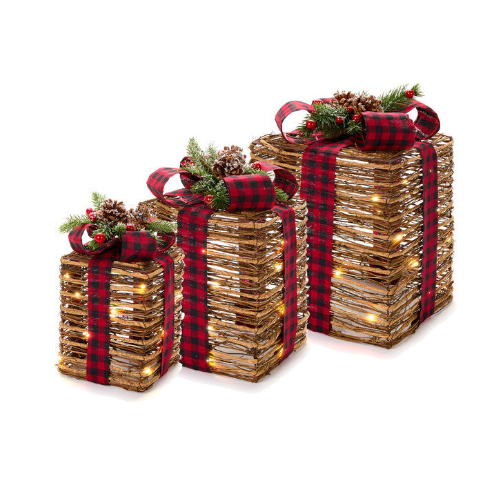Questo set di 3 pacchi regalo in vimini con luci è perfetto per aggiungere un tocco elegante e natalizio alla tua casa. Realizzati in vimini di alta qualità. Dimensioni: Grande 22x22x34 cm – Media 18x18x30 cm – Piccola 13x13x25 cm. In negozio e online su tuttochic.it