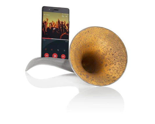 Scaramaz è un amplificatore compatibile con tutti gli smartphone in cui la cassa acustica è posizionata in basso, vicino al microfono. Scaramaz ti permetterà di aumentare il volume del tuo smartphone di 15/20 decibel! Realizzato a mano in ceramica 100% italiana e smalti atossici. In negozio e online su tuttochic.it